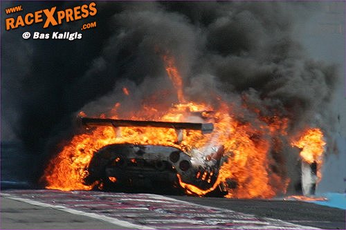 Binnen no time stond de bolide in lichter laaien